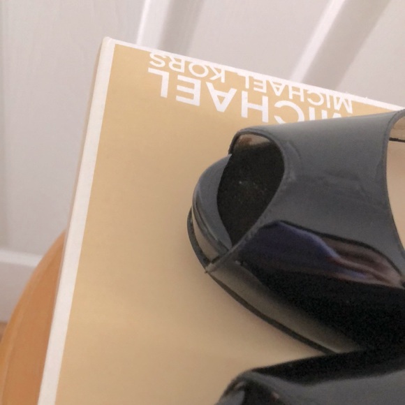 Patent black leather Michael Kors shoes - Picture 6 of 6